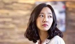 司空长风陪女儿吃瓜