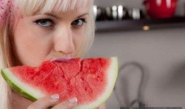 女生和你讨论吃瓜,与女生畅谈美食的甜蜜时光