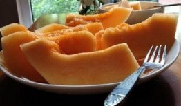 坐着吃哈密瓜,品味哈密瓜的甘甜时光