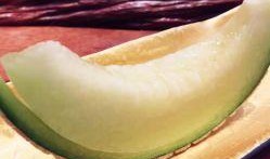 小孩吃雪蜜瓜,小孩品尝雪蜜瓜的欢乐时光