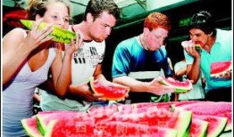 老外吃瓜中餐,一场别开生面的“吃瓜”盛宴