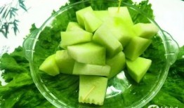 大妈吃蜜瓜,夏日里的悠闲滋味