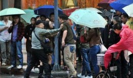 男子尴尬吃瓜事件,瓜皮下的尴尬瞬间