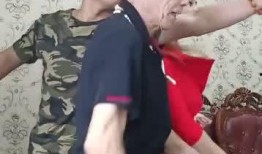 美女和大爷吃瓜,趣味横生场面引热议