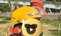 外卖员也会吃瓜,揭秘外卖员生活中的酸甜苦辣