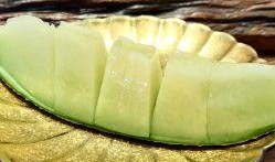 小孩吃雪蜜瓜,小孩品尝雪蜜瓜的欢乐时光