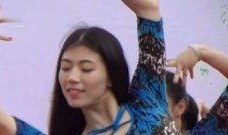 美女和大爷吃瓜,趣味横生场面引热议