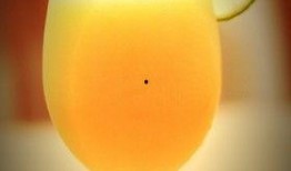 小孩吃雪蜜瓜,小孩品尝雪蜜瓜的欢乐时光