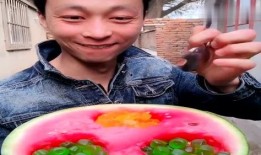 农村小伙免费吃瓜,体验别样丰收喜悦