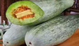 大妈吃蜜瓜,夏日里的悠闲滋味