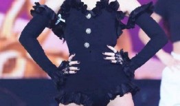 jennie舞台吃瓜,是可爱还是意外？